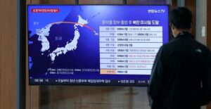 &nbspNorth Korea nag launch ng ballistic missile over sa Japan; ilang mga trains sinuspende